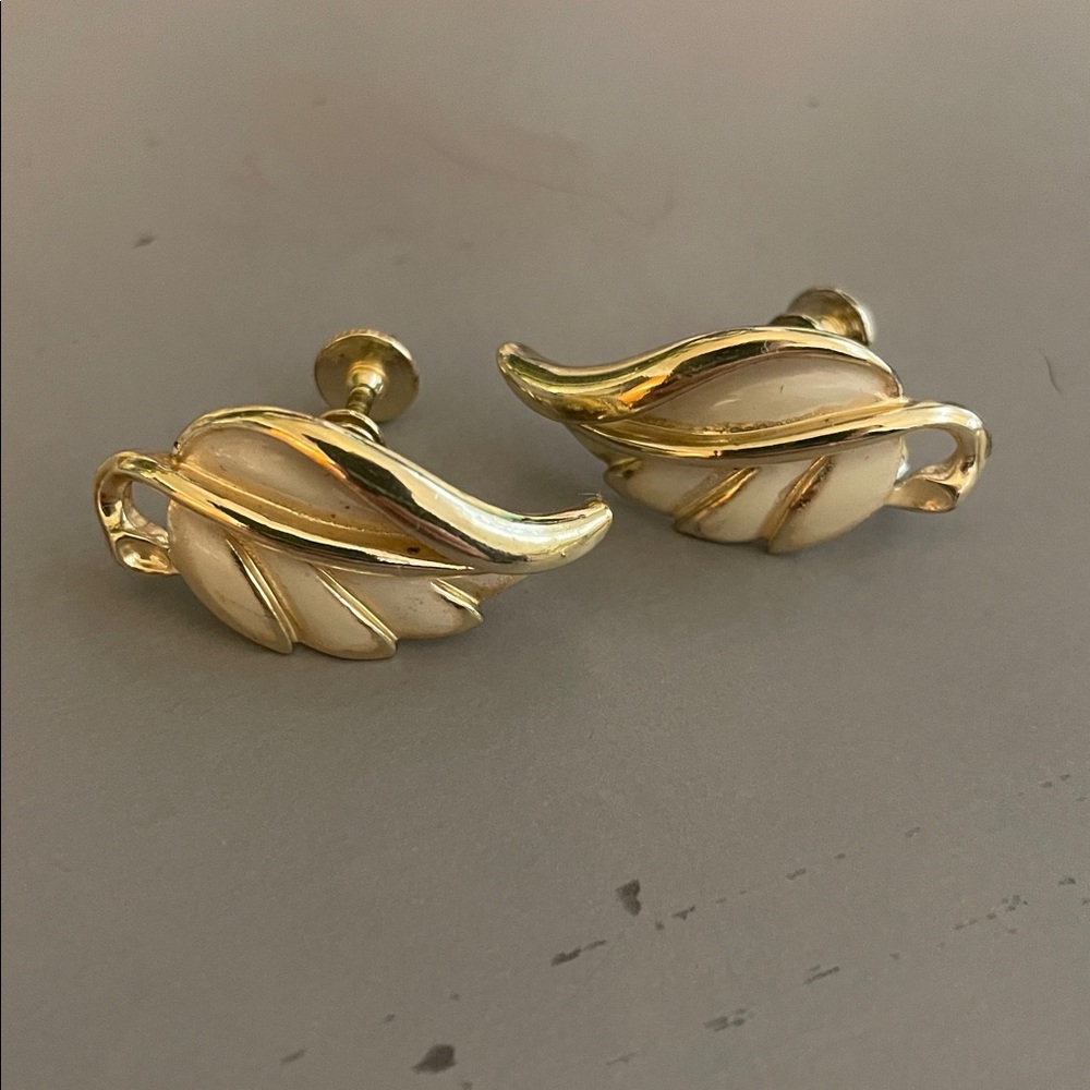 Vintage gold tone Coro Pegasus white cream enamel leaf Screw Back Earrings